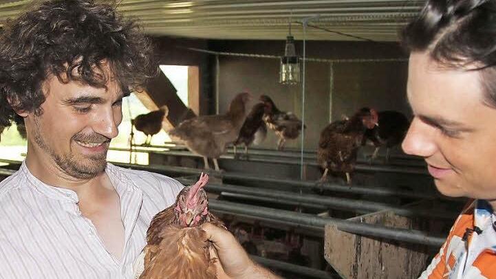 Mario Hümpfer (links) zeigt Sebastian Frankenberger, Bundesvorsitzender der Ökologisch-Demokratischen Partei (ödp), wie seine Hühner untergebracht sind. Fotos: Gerd Schaar