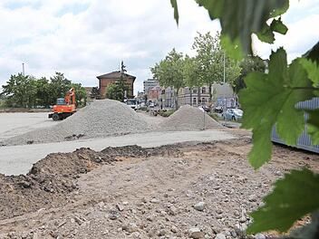 Noch ist vom neuen Hotel an der Ludwigstraße nichts zu sehen. Mitte 2015 soll das 117-Betten-Haus schon bezugsfertig sein. Foto: Matthias Hoch