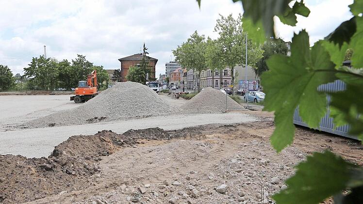 Noch ist vom neuen Hotel an der Ludwigstraße nichts zu sehen. Mitte 2015 soll das 117-Betten-Haus schon bezugsfertig sein. Foto: Matthias Hoch