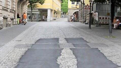 Am Gräfsblock musste die Fahrbahn schon notdürftig geflickt werden. Hier sollen die Busse künftig wieder über Asphalt fahren. Foto: CT-Archiv