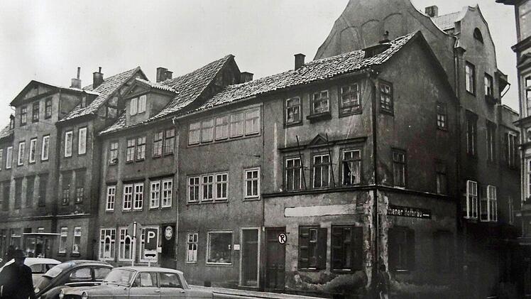 So präsentierte sich der Bereich Theaterplatz früher. Das Eckhaus und die beiden Nachbarhäuser an der Einmündung zur Kleinen Johannisgasse wurden durch einen Neubau ersetzt.Foto: Archiv