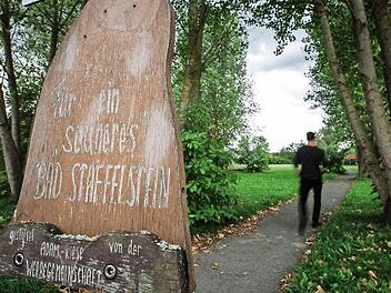 An einem Eingang der Grünfläche an der Schwedenleite steht dieses Schild. Das Feld galt jahrelang als stark belastet.  Foto: Hendrik Steffens