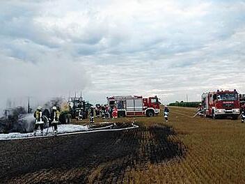 Traktor, Heuballenpresse und Stoppelacker standen in Vollbrand