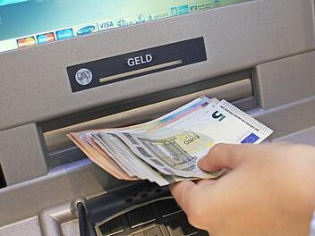 Auch in Zukunft sollen die Kunden der Raiffeisen-Volksbanken in Lichtenfels beim Geldabheben nicht extra zahlen. Foto: Dominic Buckreus