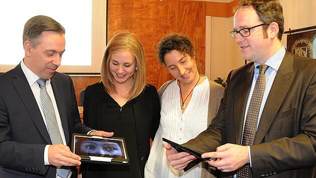 Jennifer Kneisl von der Familienbildung ERH (2.v.l.) und ihre Kollegin Irene Oelerich von der Stadt Erlangen (2.v.r.) stellen Landrat Alexander Tritthart (l.) und OB Florian Janik die neueste Zusammenarbeit, die FamilienAbc-App und Homepage, vor. Stadt/sm&uuml;