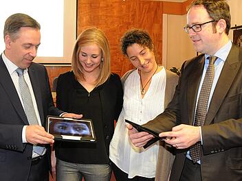 Jennifer Kneisl von der Familienbildung ERH (2.v.l.) und ihre Kollegin Irene Oelerich von der Stadt Erlangen (2.v.r.) stellen Landrat Alexander Tritthart (l.) und OB Florian Janik die neueste Zusammenarbeit, die FamilienAbc-App und Homepage, vor. Stadt/sm&uuml;