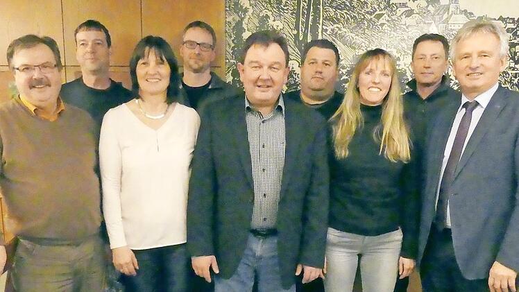 Die Geehrten mit dem wiedergewählten Vorstandsteam  Foto: Dieter Hübner