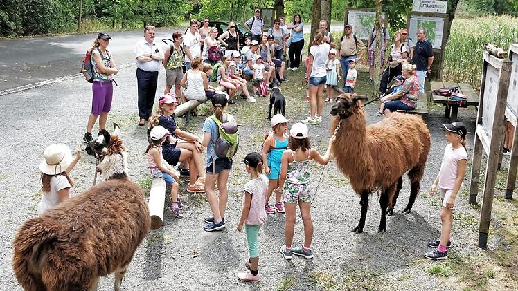 Die bunte Wandergruppe mit den Lamas von Tanja Sünkel an der Wandertafel bei der Schneidmühle Foto: Klaus-Peter Wulf