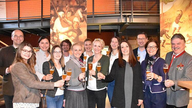 Die Bierprinzessinnen  mit der Kulmbacher Prominenz. Foto: Uschi Prawitz