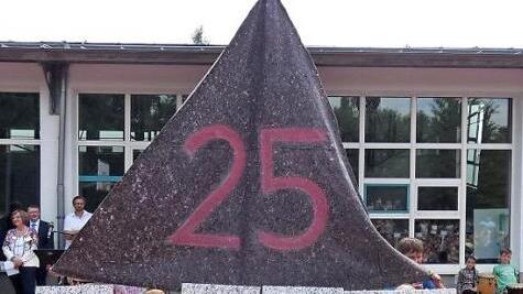 Als "Roboter" bauten die M&auml;dchen und Jungen ein Schulhaus.