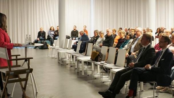 Sabine Distler vom Kuratorium "Altern gestalten" berichtete, welche Faktoren ein Kinoerlebnis für Ältere ermöglichen.   Foto: Pascale Ferry