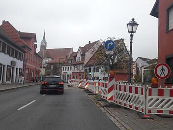 Eine Baustelle in der Erlanger Straße erfordert zurzeit eine besondere Beschilderung. Der Pfeil nach rechts ist mit dem Zusatz "Anlieger frei" versehen - bei kurzfristigen Maßnahmen ist das gang und gäbe. Würde man das dauerhaft am Ende der Badgasse machen, bräuchte es eine ganze Litanei an extra Hinweisen, mahnte Verkehrs-Sachbearbeiter Thomas Nehr. Woraufhin Bürgermeister Hacker von seinem Vorschlag Abstand nahm.  Foto: Bernhard Panzer