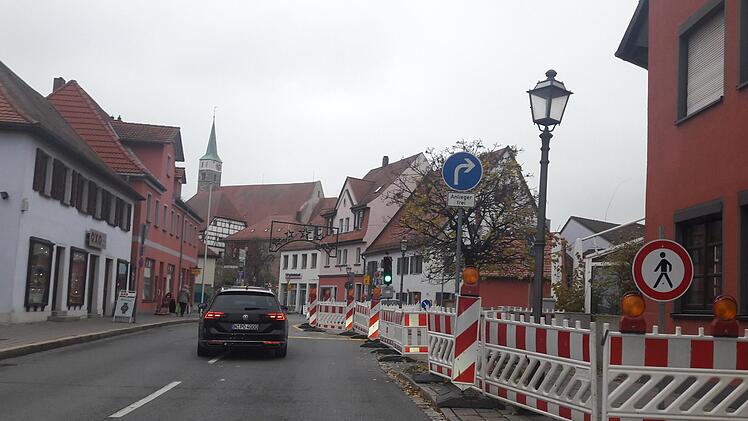 Eine Baustelle in der Erlanger Straße erfordert zurzeit eine besondere Beschilderung. Der Pfeil nach rechts ist mit dem Zusatz "Anlieger frei" versehen - bei kurzfristigen Maßnahmen ist das gang und gäbe. Würde man das dauerhaft am Ende der Badgasse machen, bräuchte es eine ganze Litanei an extra Hinweisen, mahnte Verkehrs-Sachbearbeiter Thomas Nehr. Woraufhin Bürgermeister Hacker von seinem Vorschlag Abstand nahm.  Foto: Bernhard Panzer