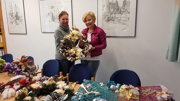 Einrichtungsleiterin Sabine Preisend&ouml;rfer (links) freut sich &uuml;ber die weihnachtlichen St&uuml;cke, die Hobbyk&uuml;nstlerin Evelyn Seyler-Thomsen dem "Willy-Brandt-Haus" schenkte. Foto: Stefanie Fischer