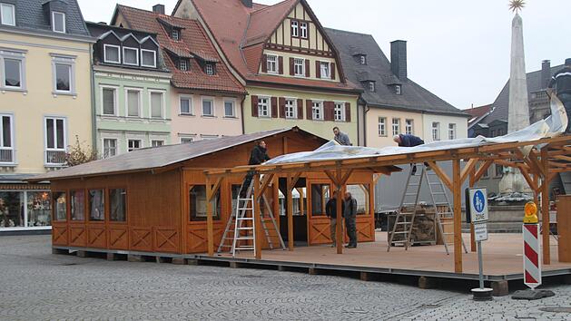 So sieht es normalerweise Ende Oktober auf dem Marktplatz aus. Das Team der Familie Grauberger baut das Winterdorf auf.
