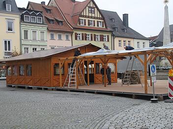 So sieht es normalerweise Ende Oktober auf dem Marktplatz aus. Das Team der Familie Grauberger baut das Winterdorf auf.