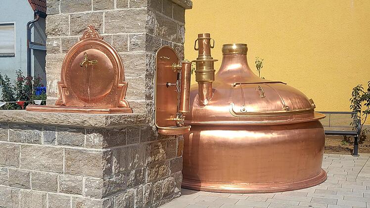 Krautheim: Fränkischer Bierbrunnen zur Kirchweih - aus Dorfbrunnen sprudelt wieder Bier statt Wasser