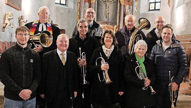 Der Jubiläumschor mit Ehrengästen (vorne, von links) Hans Frisch, Bezirkschorleiter Hermann Weiß, Heike Söllner, Maria Nitzsche, Stefan Söllner sowie (hinten, von links) Chorleiter Adalbert Nitzsche, Albert Zielbauer, Heiko Hübner, Siegfried Zuleg...