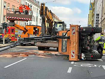 Unimog kippt in W&uuml;rzburg um - Oberleitung besch&auml;digt