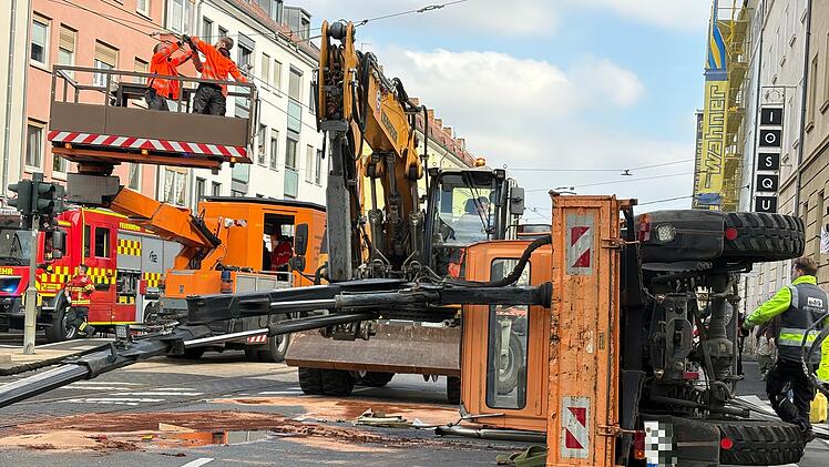 Unimog kippt in W&uuml;rzburg um - Oberleitung besch&auml;digt