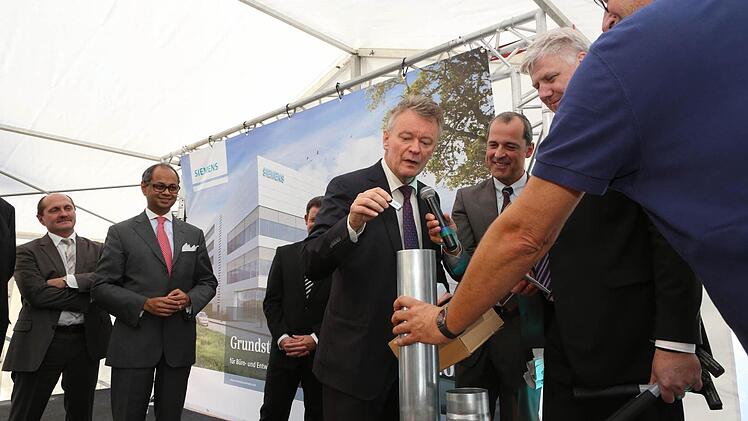 Hermann Requardt steckt noch einen USB-Stick mit geballtem Software-Wissen der Firma hinein.