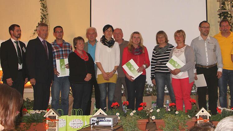 Für besondere Aktivitäten erhielten diese Vereinsvertreter Geldpreise. Foto: Geiling