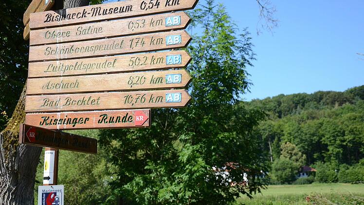 Es kann losgehen: Wegweiser am Gradierbau.