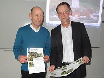 Kreisgeschäftsführer Georg Hansul (links) und Dr. Hans Bauer (rechts) von der Geschäftsstelle des Bayerischen Landesverbandes für Gartenbau und Landespflege stellten den Wettbewerb für das Jahr 2015 vor: "Unserer Friedhof - Ort der Würde, Kultur und Natur". Foto: Eckert