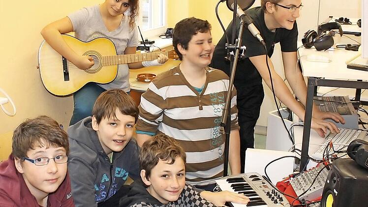 Mit Instrumenten, ihrer eigenen Stimme und technischer Ausstattung spielen Schüler eigene Songs ein. Fotos: Heike Beudert/Markus Zink