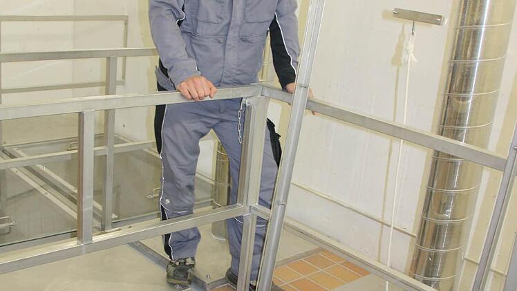 Drei bis vier Tonnen Jurakalk setzt Wasserwart Ralf Winter jedes Jahr dem Wartmannsrother Trinkwasser zu. Foto: Ralf Ruppert