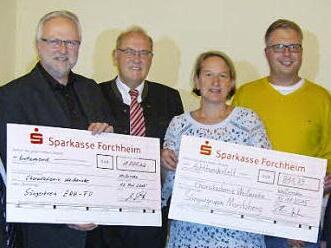 Rudolf Braun, Norbert Mischke, Eduard Nöth, Doris Trini, deren Stellvertreter Jan Meier, und Herbert Meier, Schatzmeister und Geschäftsführer, der die Schecks entgegennahm.  Foto: Malbrich