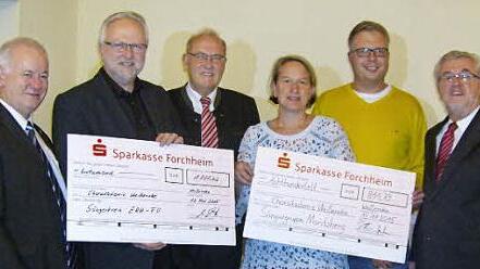 Rudolf Braun, Norbert Mischke, Eduard Nöth, Doris Trini, deren Stellvertreter Jan Meier, und Herbert Meier, Schatzmeister und Geschäftsführer, der die Schecks entgegennahm.  Foto: Malbrich