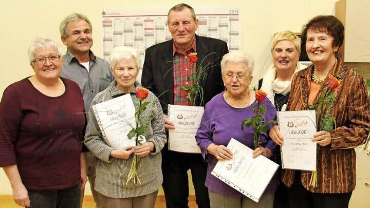 Bei den Ehrungen: Ilona Schmitt, Ludwig Nagel, Kunigunde Mönius, Franz Gumbert, Ingrid Batz, Josephine Wersal und Erika Fibich Foto: Johanna Blum