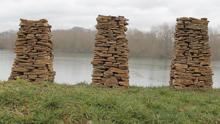 "Menosgada" heißt diese Installation Hubert Kollings aus Jurakalksteinen am Wiesener Wöhrdsee, die den Felsentürmen des Staffelbergs nachempfunden ist. Im Hintergrund lugt der echte Staffelberg empor. Foto: Hubert Kolling