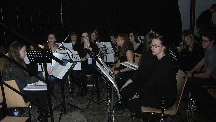 Ein Teil der Theatermusiker. Elke Jörg leitete die Band.  Foto: Joachim Rübel
