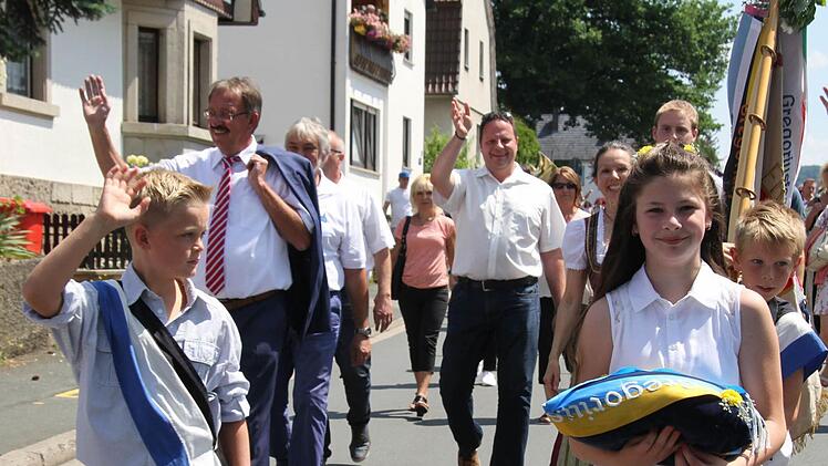 Lea Krüger (12) durfte in diesem Jahr das Kissen, auf dem das Fahnenband lag, durch Ziegelhütten tragen. Foto: Sonny Adam
