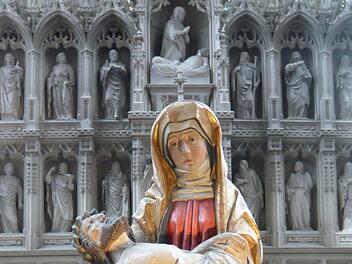 Vor dem gotischen Hochaltar der Haßfurter Ritterkapelle ist die Pieta im Chor platziert. Foto: Archiv