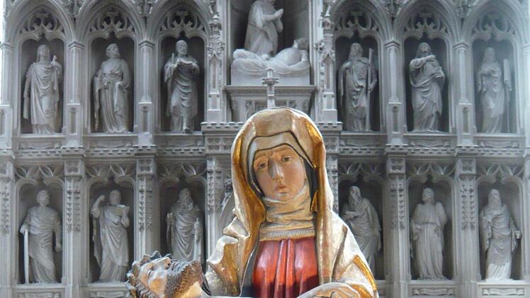 Vor dem gotischen Hochaltar der Haßfurter Ritterkapelle ist die Pieta im Chor platziert. Foto: Archiv