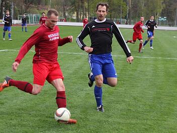 Der Erlanger Marcel Blank spielt den Ball vor dem Tennenloher Spielertrainer Dietmar Kusnyarik in die Mitte. Darauf folgte das 1:0 der SpVgg Erlangen. Foto: Uwe Kellner
