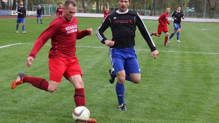 Der Erlanger Marcel Blank spielt den Ball vor dem Tennenloher Spielertrainer Dietmar Kusnyarik in die Mitte. Darauf folgte das 1:0 der SpVgg Erlangen. Foto: Uwe Kellner