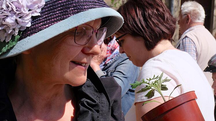 "Ich interessiere mich für Tomaten- und Gurkenpflanzen", sagt Besucherin Andrea Conradi. Foto: Gerd Schaar