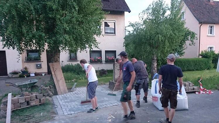 Ehrenamtliche Arbeiter erledigen in Lützelsdorf Aufgaben für die Dorfgemeinschaft. Kann so etwas auch in Pretzfeld etabliert werden? Darum drehte sich die Diskussion bei der jüngsten Sitzung des Marktgemeinderats. Foto: Carmen Schwind
