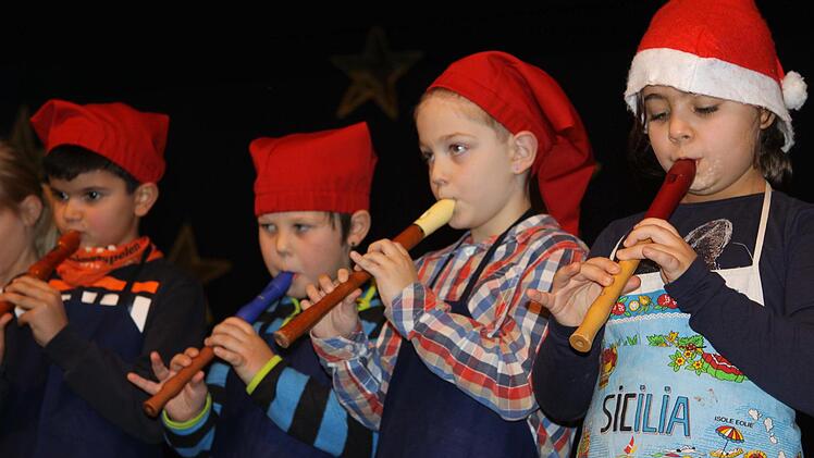 Die Flötengruppe war bei der gemeinsamen Weihnachtsfeier von Grundschule und Kindergarten sehr aktiv. Foto: Michael Wunder