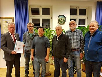 Bürgermeister Helmut Taut vereidigte fünf neue Feldgeschworene. Foto: Konrad Rosenzweig