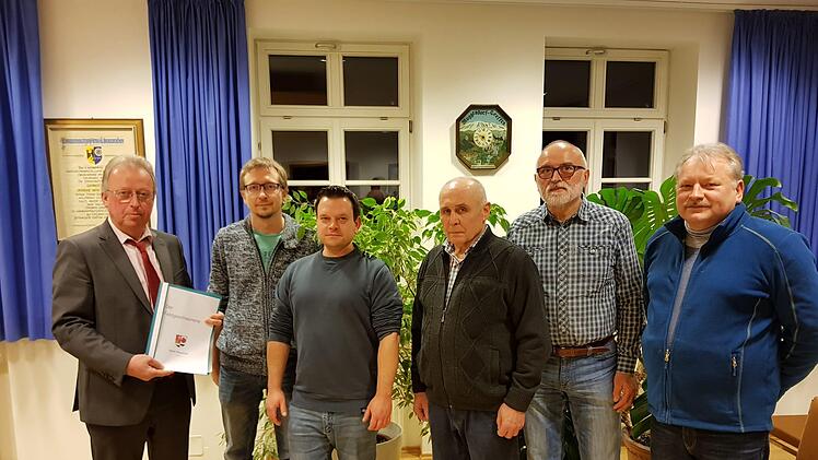 Bürgermeister Helmut Taut vereidigte fünf neue Feldgeschworene. Foto: Konrad Rosenzweig