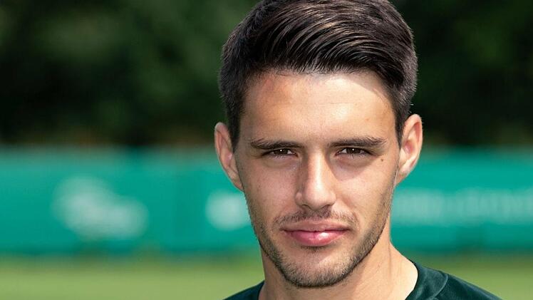 So sehen Sieger aus! Josip Brekalo präsentiert das neue Trikot des VfL Wolfsburg.  Die Mediadesign Hochschule kürte das Trikot der Wölfe zum Meister. Foto: Peter Steffen/dpa
