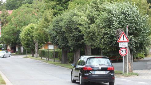 In der Ortsmitte gilt Tempo 30 wegen Straßenschäden.