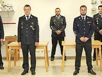Die neue Führungsriege (von links): Bürgermeister Rolf Rosenbauer, KBM Krischa Heym, Sascha Walsch, Maximilian Packert, Julian Henkel, Christoph Paschold, Reinhard Hartung  Fotos: Michael Stelzner