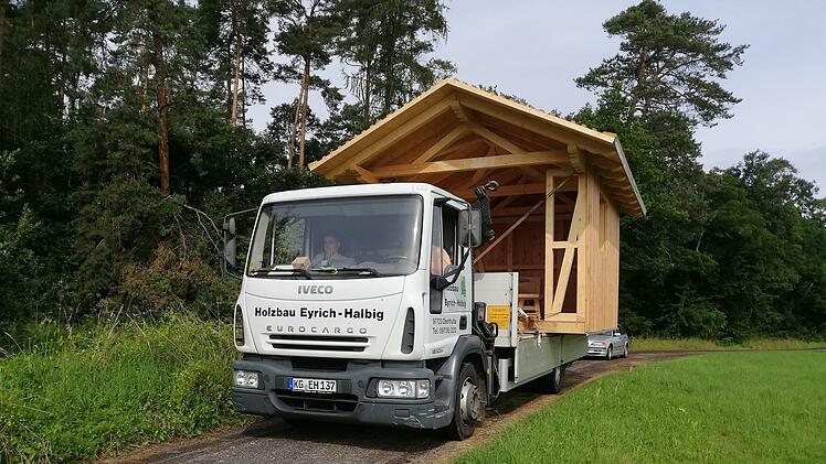 So wurde die Holzhütte in den Wald transportiert. Foto: Udo Sell