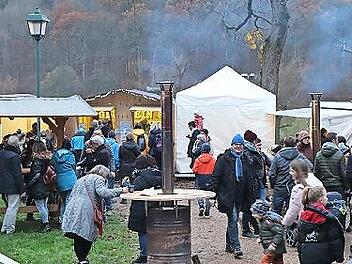 Der erste Adventsmarkt im Innenhof der Oberen Saline zog viele Besucher an.